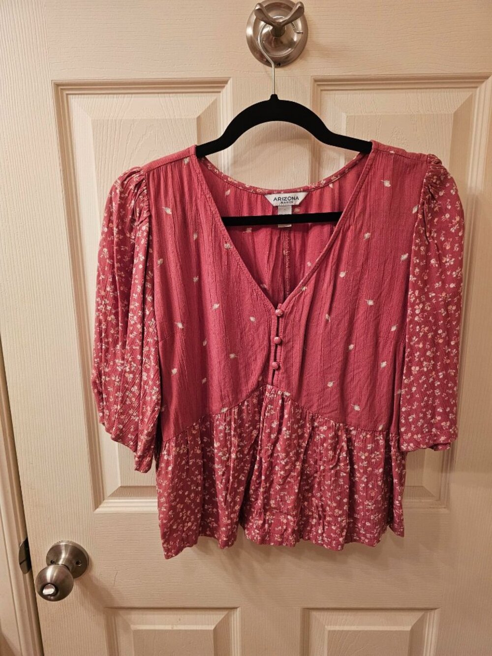 NWOT Arizona Large Mauve Floral V-Neck Blouse